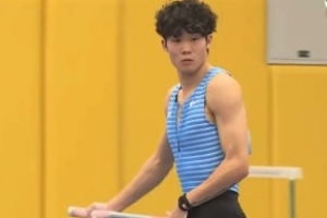 全国男子撑竿跳高决赛:李晨洋跃过5.86米,刷新全国纪录 - 资讯配图