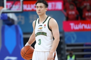 沈阳日报:辽宁男篮下滑至第九位 季后赛席位竞争压力加剧 - 资讯配图