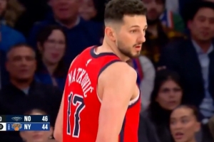 就是这么快！马特科维奇弧顶三分再进 鹈鹕次节轰出18-2反超比分 - 资讯配图