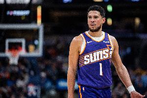 没什么欲望！布克半场4中2拿7分4助 正负值-7 - 资讯配图