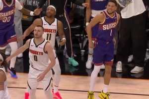 功亏一篑！布克晃开防守 空位三分绝杀不中 - 资讯配图