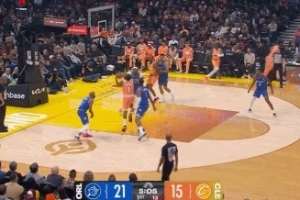 招牌动作！哈登单挑班凯罗 连续运球左手突击过掉防守上篮打中 - 资讯配图