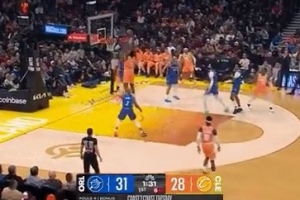 泰山压顶！米切尔送抛传 托布起飞力压贝恩双手空接隔扣 - 资讯配图