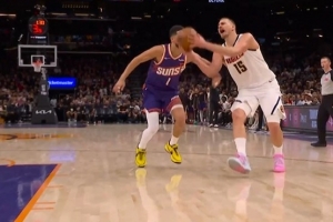 驾轻就熟！约基奇持球强攻 对抗防守骗到犯规两罚中一 - 资讯配图