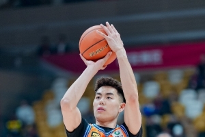 替补齐发力！李添荣三分9中6砍18分 偰李永炜8中7贡献17分3板4助 - 资讯配图