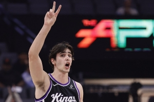 文班同胞!42号秀雷诺最近4场场均25分7.5板1.8助 三分命中率50% - 资讯配图