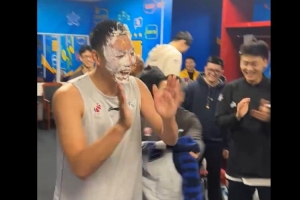 保留节目！北京队赛后为翟晓川庆生 无悬念被摁头吃蛋糕了 - 资讯配图