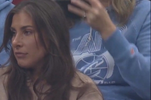 赔我！出界球精准砸翻了场边球迷的啤酒 球迷一脸的不开心啊 - 资讯配图