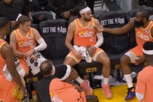 圆桌会？暂停期间 骑士众将积极讨论比赛 - 资讯配图