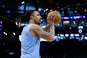 灰熊官方:克拉克因小腿拉伤赛季报销 他和埃迪下季前能完全康复 - 资讯配图