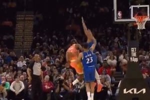 神鬼莫测！哈登突破吸引防守 写意背传助攻斯特鲁斯三分命中 - 资讯配图