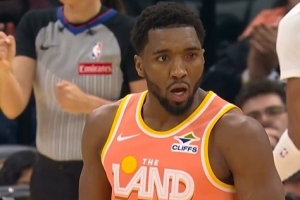 真杀红眼了！米切尔第三节7中6高效砍下16分1篮板 - 资讯配图