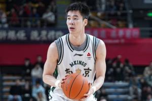 直播吧:郭昊文崴脚后穿上保护靴 好在骨头无碍 - 资讯配图