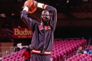 “你长这么高，就应该去投三分” - 资讯配图