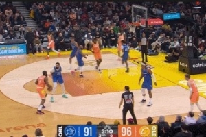 哈哈哈笑死！比塔泽无奈背手防守 但哈登控运突破时还是造成犯规 - 资讯配图