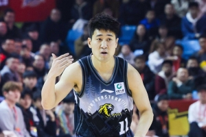 后场双枪！姜伟泽和摩尔半场合计12中8砍25分 三分合计7中5 - 资讯配图