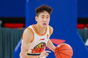 依旧是球队大腿!姜伟泽13中7砍全场最高21分 三分5中3&罚球4中4 - 资讯配图