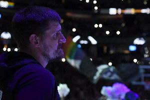 解说：进攻端的约基奇拥有十八般武艺 包夹与否他都有解决办法 - 资讯配图