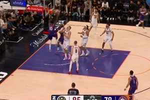 好兄弟发力了！马卢阿奇空接暴扣 随后单吃约基奇抛投得手 - 资讯配图