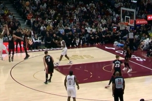 力挽狂澜！多诺万·米切尔连续三分命中扳平比分 单节独得13分 - 资讯配图