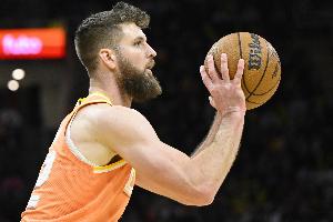 骑士背靠背迎战热火 迪恩·韦德热身时右脚踝扭伤将缺席比赛 - 资讯配图