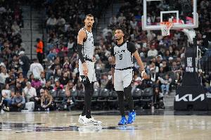 卡斯尔：文班的存在让球队能更轻易采取侵略性防守 我们防守很棒 - 资讯配图