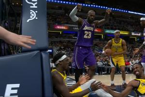 世界名画！詹姆斯欧洲步致步行者两人撞一起摔倒 老詹指着嘲讽 - 资讯配图