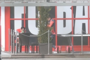 图片报：穆西亚拉与康复教练交谈后双手掩面，疑似康复进度不理想 - 资讯配图