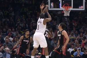 被扑倒了！哈登三分造成维金斯犯规 随后三罚稳稳全中 - 资讯配图