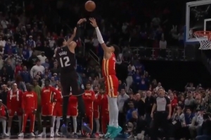 大心脏！托拜亚斯·哈里斯急停后仰中投追平比分 随后进入加时 - 资讯配图