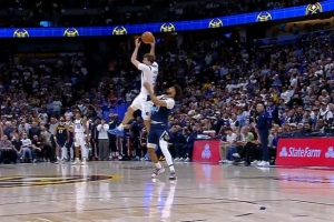 可惜了！约基奇底线发球送长传被弗拉格抢断 自己本场首个失误 - 资讯配图