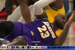 詹姆斯摊手起身冲向裁判 镜头突然切克拉克微笑拍照 - 资讯配图