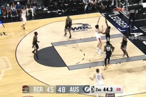 游刃有余！杨瀚森篮下利用脚步连续转身勾手得分 - 资讯配图