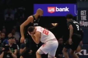 看着挺疼！戈贝尔击中申京面部 被吹进攻犯规&没有升级 - 资讯配图