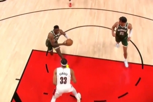 花里胡哨的还！字母哥哥推反击虚晃后真传 乌斯曼·吉昂扣空篮！ - 资讯配图