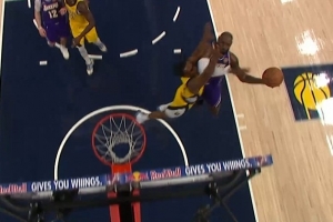 没有圆柱体！詹姆斯反击接球 对抗防守滑翔上篮命中 - 资讯配图