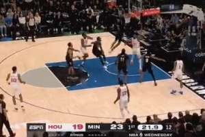 黄雀在后！麦克丹尼尔斯跟防杜兰特 垂直上升送后者钉板大帽 - 资讯配图