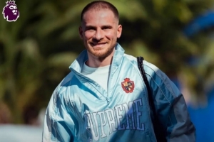 麦卡利斯特晒来到阿根廷队报到照片,新发型引发俱乐部队友吐槽 - 资讯配图