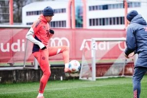 拜仁官网报穆西亚拉训练情况：今天上午完成了个人有球训练 - 资讯配图