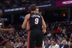 有点火气！梅里尔抢篮板犯规 拉松摔倒起身后不爽互喷了几句 - 资讯配图