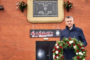 海纳悼念慕尼黑空难遇难者：拜仁与曼联的情谊应该代代相传 - 资讯配图