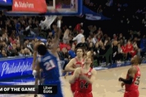 身体状态不错！恩比德低位转身杀入内线完成暴力隔扣！ - 资讯配图