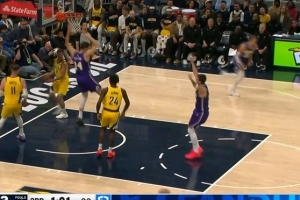 你只管飞！东契奇送抛传助克莱伯空接得手 自己非常开心 - 资讯配图