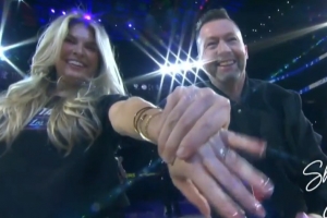 浪漫又幸福！活塞主场暂停期间 有球迷现场求婚&疯狂展示钻戒~ - 资讯配图