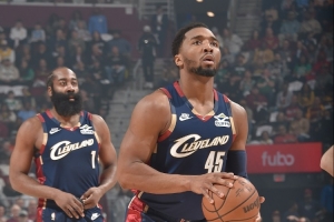 只剩5秒接哈登传球是否有压力?米切尔:不是压力 但阅读要更快 - 资讯配图