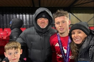 鲁尼祝贺儿子凯帮助曼联U16队夺冠，卡里克之子也在该队效力 - 资讯配图