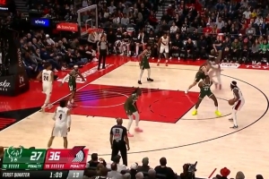 这是图什么？字母哥哥换防霍勒迪 竟然背着手防守... - 资讯配图