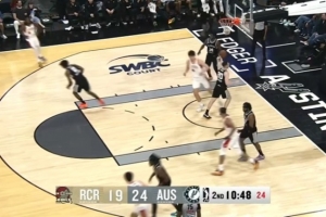 丝滑！肯特突破传球 杨瀚森接球转身勾手一气呵成！ - 资讯配图