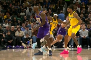 出神入化！詹姆斯写意背传精准找到拉拉维亚 助后者轻松上篮打中 - 资讯配图