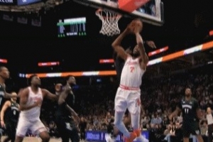 没有哨！杜兰特冲击篮筐 遭麦克丹尼尔斯起飞帽翻 - 资讯配图